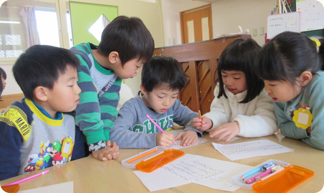学習する子どもたち